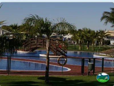 Parque infantil con piscina y palmeras del Camping Lo Monte, Pilar de la Horadada (Alicante)