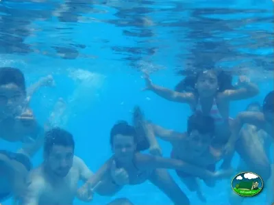 Piscina con niños nadando del Camping Lo Monte, Pilar de la Horadada (Alicante)