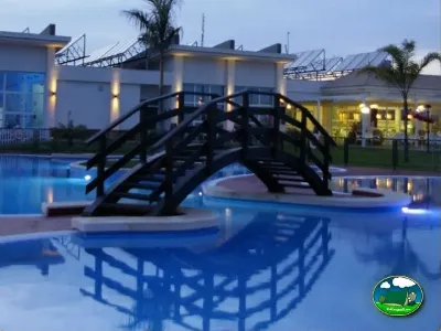 Piscina climatizada con pasarela nocturna del Camping Lo Monte, Pilar de la Horadada (Alicante)