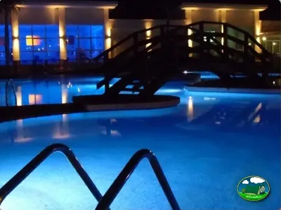 Piscina climatizada nocturna con iluminación azul del Camping Lo Monte, Pilar de la Horadada (Alicante)