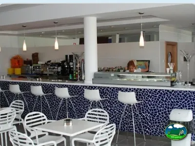 Restaurante bar con mostrador y zona de mesas del Camping Lo Monte, Pilar de la Horadada (Alicante)
