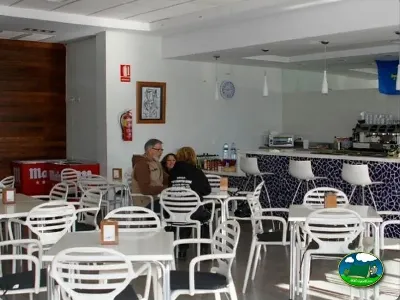 Restaurante bar con mesas y barra del Camping Lo Monte, Pilar de la Horadada (Alicante)