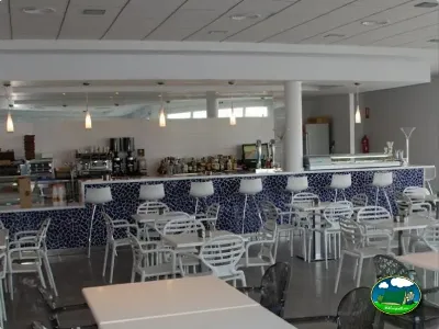 Restaurante bar interior moderno del Camping Lo Monte, Pilar de la Horadada (Alicante)