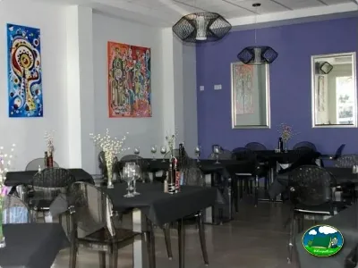 Restaurante interior moderno con mesas y sillas negras del Camping Lo Monte, Pilar de la Horadada (Alicante)