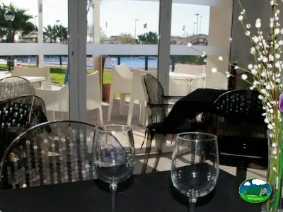 Restaurante con vistas a la piscina y jardín del Camping Lo Monte, Pilar de la Horadada (Alicante)