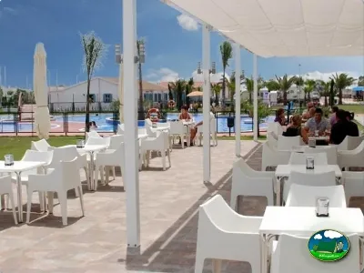Restaurante con vistas a piscina y palmeras del Camping Lo Monte, Pilar de la Horadada (Alicante)