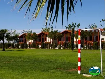 Bungalows de madera con parque infantil y zona de juegos del Camping Lo Monte, Pilar de la Horadada (Alicante)