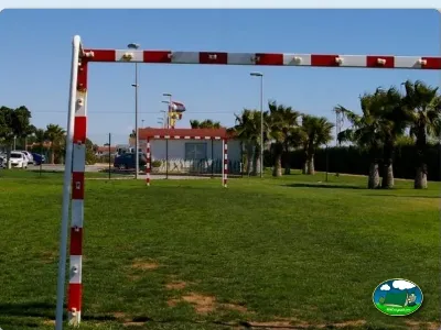 Parque infantil con porterías de fútbol y palmeras del Camping Lo Monte, Pilar de la Horadada (Alicante)