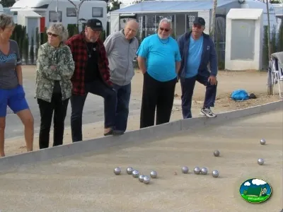 Grupo jugando a bolas en parcela del Camping Lo Monte, Pilar de la Horadada (Alicante)