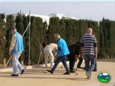 Pista de petanca con jugadores del Camping Lo Monte, Pilar de la Horadada (Alicante)