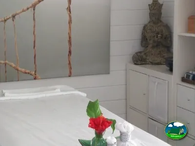 Spa jacuzzi con decoración zen del Camping Lo Monte, Pilar de la Horadada (Alicante)