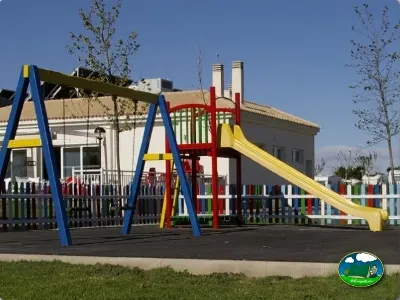 Parque infantil con columpios y tobogán amarillo del Camping Lo Monte, Pilar de la Horadada (Alicante)