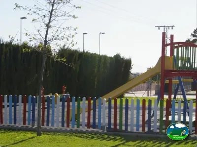 Parque infantil con tobogán y columpios del Camping Lo Monte, Pilar de la Horadada (Alicante)
