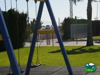 Parque infantil con columpios y césped del Camping Lo Monte, Pilar de la Horadada (Alicante)