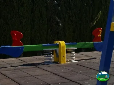 Parque infantil con balancín de muelles del Camping Lo Monte, Pilar de la Horadada (Alicante)