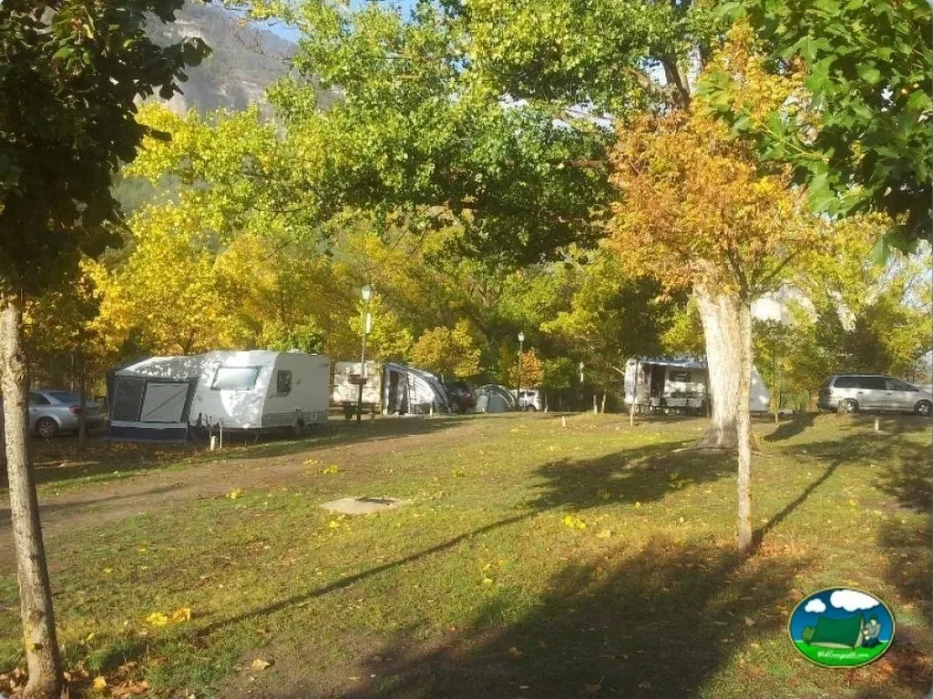 Parcela arbolada de Camping La Serradora