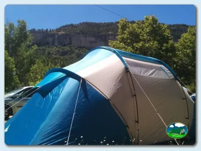 Tienda de acampada con vistas a la montaña del Camping La Serradora, Peralejos de las Truchas (Guadalajara)