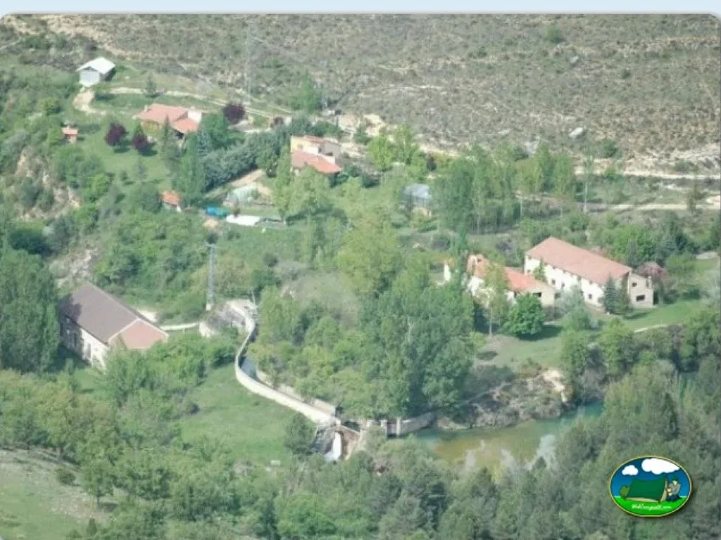 Vista general de las parcelas junto al río de Camping La Serradora