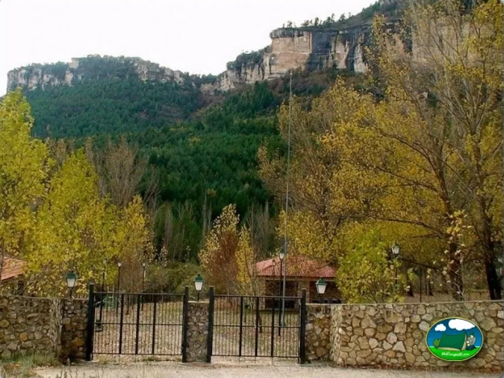 Entrada y entorno montañoso de Camping La Serradora