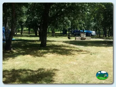Parcela arbolada con sombra natural del Camping La Dehesa, Agallas (Salamanca)
