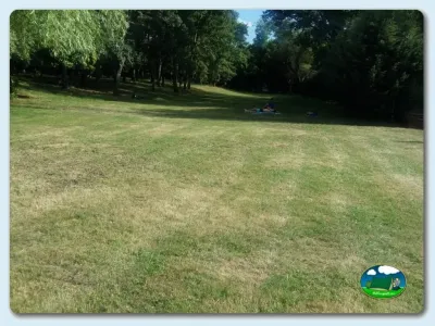 Parcela junto al río entre árboles del Camping La Dehesa, Agallas (Salamanca)