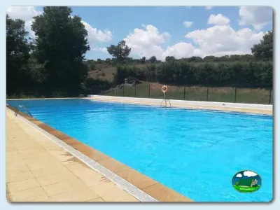 Piscina con vistas a la montaña del Camping La Dehesa, Agallas (Salamanca)