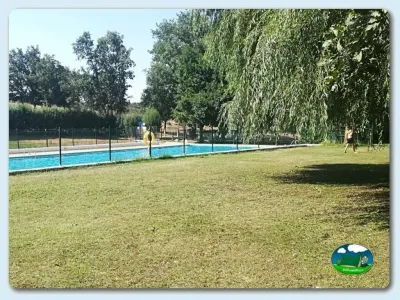 Piscina con vistas al río y parcelas arboladas del Camping La Dehesa, Agallas (Salamanca)