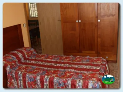 Interior cabaña con cama del Camping La Dehesa, Agallas (Salamanca)