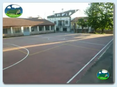 Cancha deportiva con edificios del Camping La Dehesa, Agallas (Salamanca)