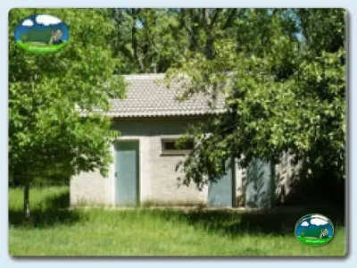 Cabaña rodeada de árboles del Camping La Dehesa, Agallas (Salamanca)