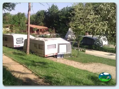 Mobil-home en parcela con zona verde del Camping Besalú, Besalú (Girona)