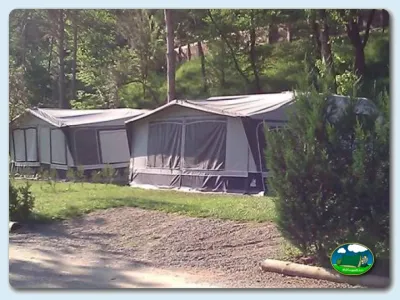 Tienda de acampada en parcela arbolada del Camping Besalú, Besalú (Girona)