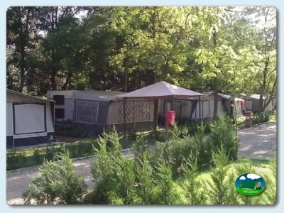 Mobil-home entre árboles con parcela del Camping Besalú, Besalú (Girona)