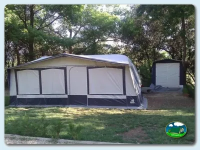 Tienda de acampada con estructura fija del Camping Besalú, Besalú (Girona)