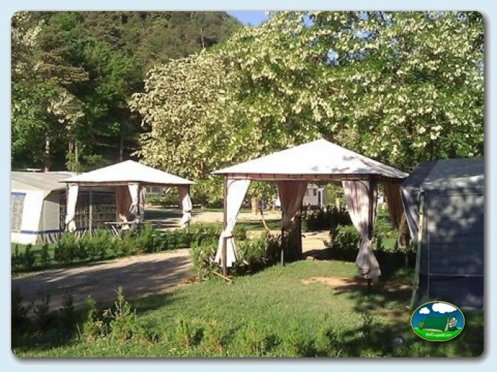Glamping con vistas a la montaña y árboles del Camping Besalú, Besalú (Girona)