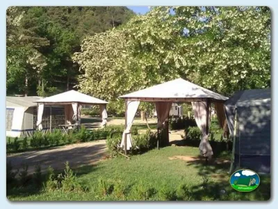 Glamping con vistas a la montaña y árboles del Camping Besalú, Besalú (Girona)