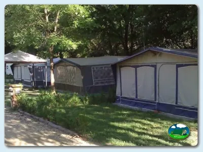 Mobil-home entre árboles con zona ajardinada del Camping Besalú, Besalú (Girona)