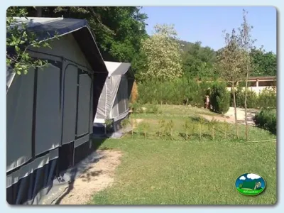 Tienda de acampada junto a parcela arbolada del Camping Besalú, Besalú (Girona)