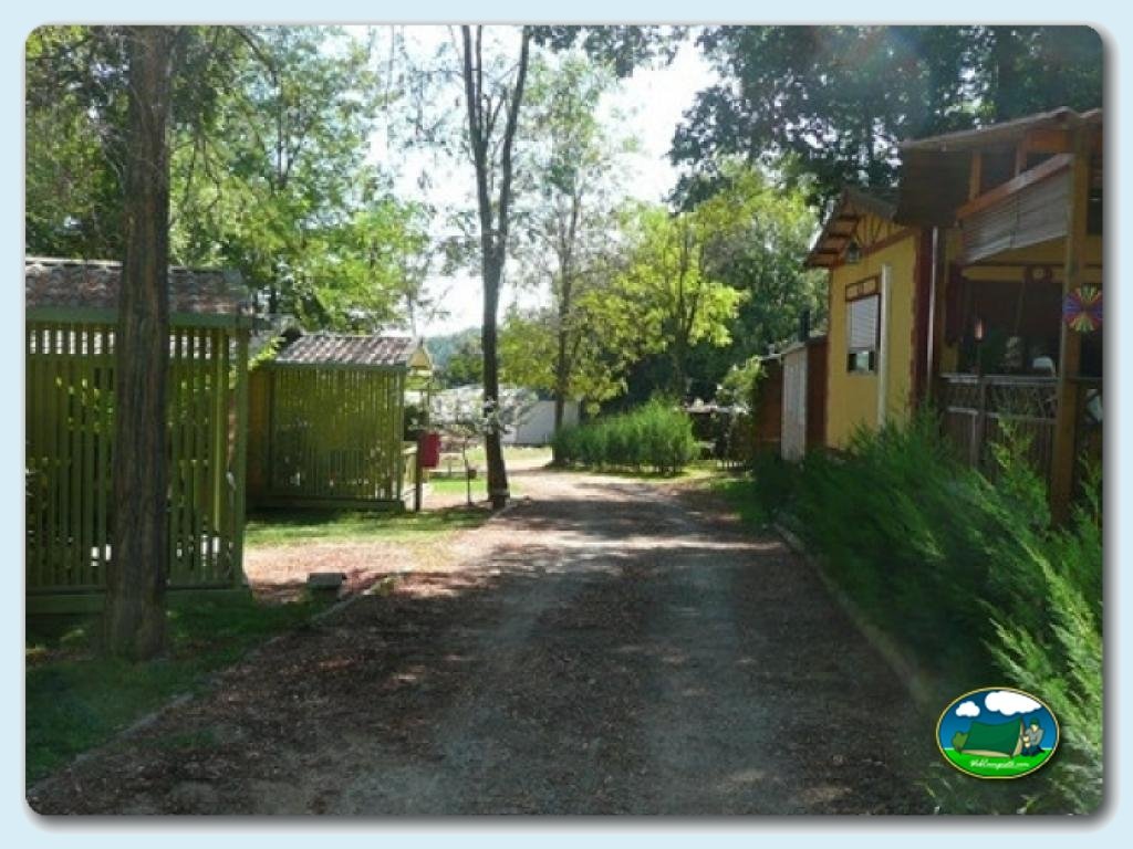 Camping Besalú foto de Bungalows