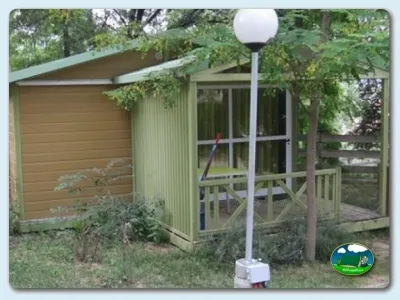Cabaña con terraza cubierta entre árboles del Camping Besalú, Besalú (Girona)
