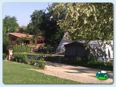 Cabaña y mobil-home rodeados de vegetación del Camping Besalú, Besalú (Girona)