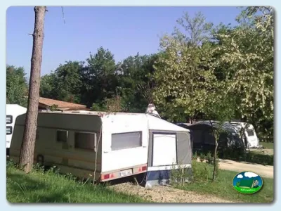Mobil-home en parcela arbolada del Camping Besalú, Besalú (Girona)