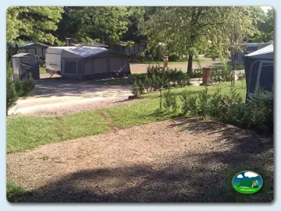 Parcela con mobil-home entre árboles del Camping Besalú, Besalú (Girona)
