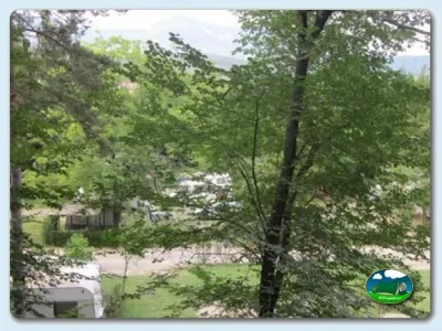Parcela junto al río con entorno boscoso del Camping Besalú, Besalú (Girona)