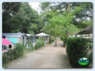 Parcela con mobil-home entre árboles del Camping Besalú, Besalú (Girona)