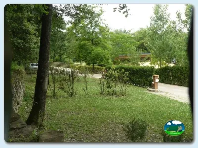 Parcela arbolada con entorno natural del Camping Besalú, Besalú (Girona)