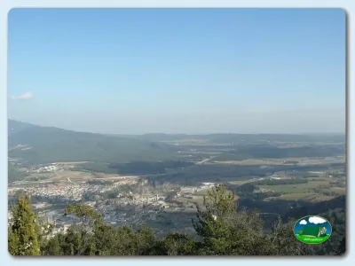 Montaña con vistas al valle y pueblo del Camping Besalú, Besalú (Girona)