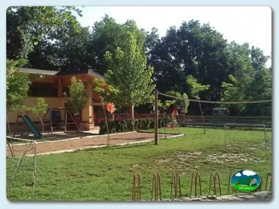 Parcela con cabaña y zona de juegos del Camping Besalú, Besalú (Girona)