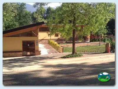 Recepción y servicios con vistas a la montaña del Camping Besalú, Besalú (Girona)