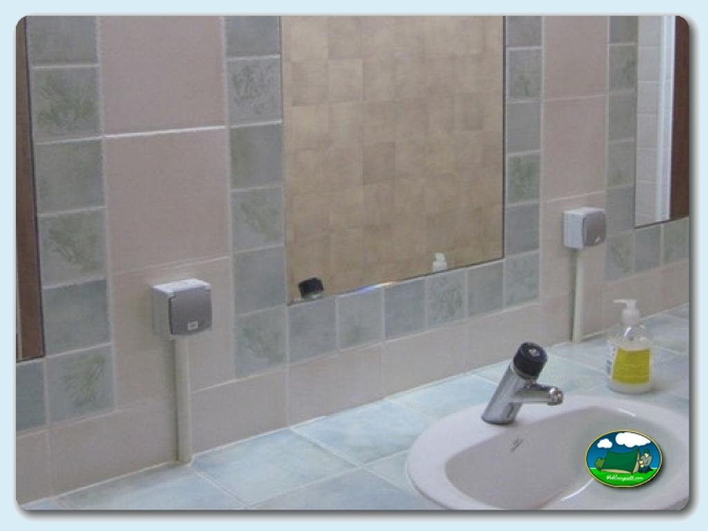 Camping Besalú foto de Servicios